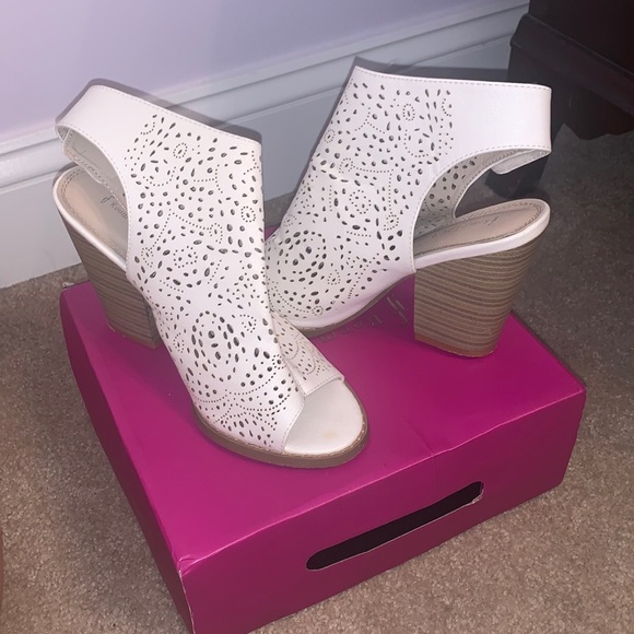 White wedges. Women’s size 7.5 - Picture 1 of 1